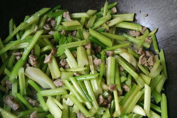 芹菜小炒肉的做法图解4