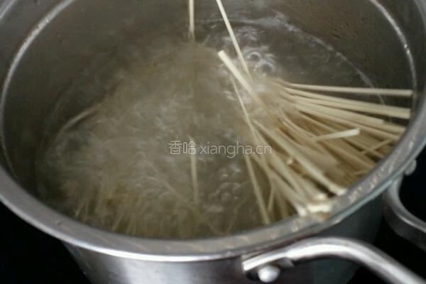 拌面条的做法图解2