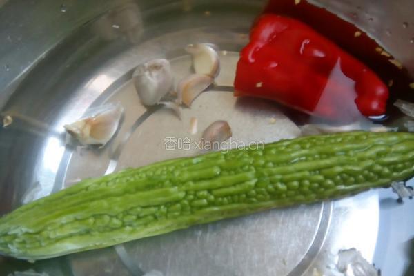 苦瓜炒辣椒的做法图解1