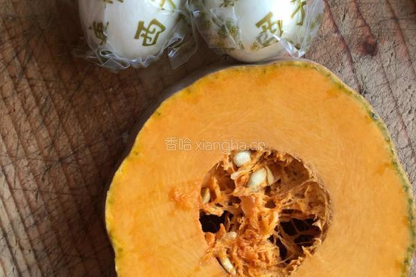 蛋黄焗南瓜的做法图解1