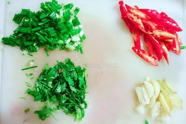 芹菜炒里脊肉的做法图解2