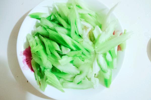 芹菜炒里脊肉的做法图解3