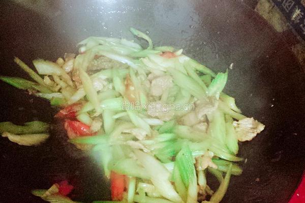 芹菜炒里脊肉的做法图解6