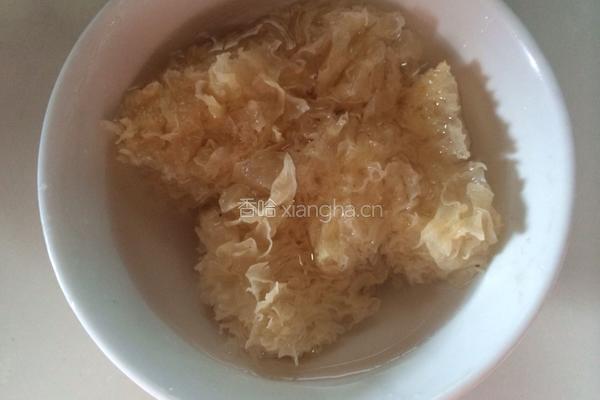 银耳羹的做法图解1