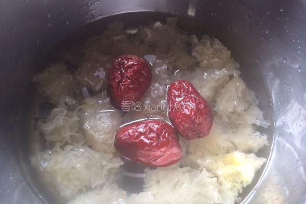 银耳羹的做法图解2