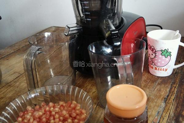 鲜榨石榴汁的做法图解2