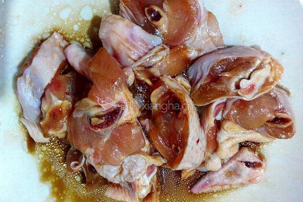 香菇炒鸡肉的做法图解1