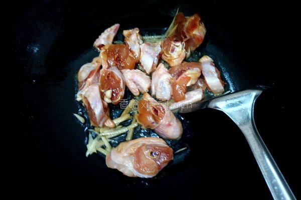 香菇炒鸡肉的做法图解4