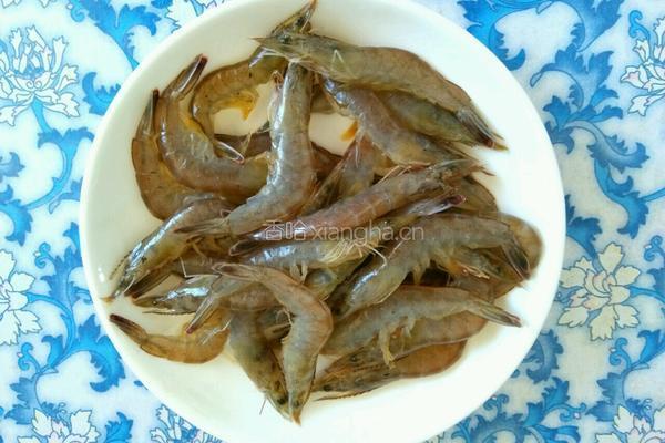 白菜炒虾的做法图解1