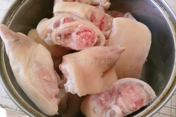 土豆烧猪蹄的做法图解1