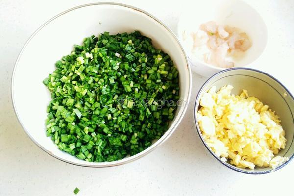 韭菜鲜虾馅饺子的做法图解3