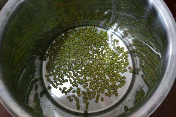 绿豆粥的做法图解1