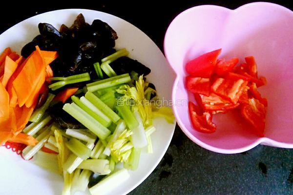 素炒芹菜的做法图解1