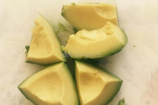 牛油果玉米面条的做法图解2