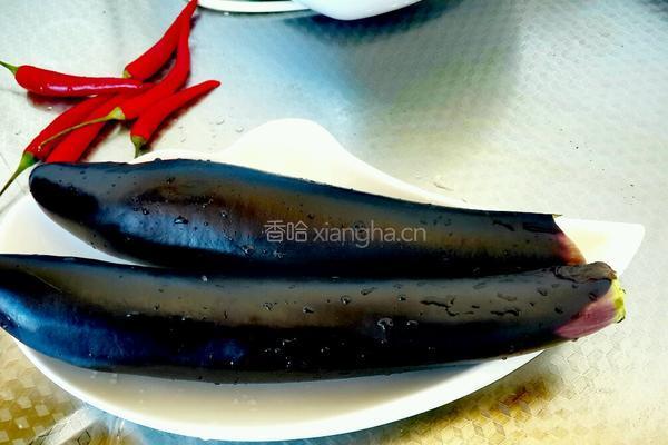 茄丝炒肉的做法图解1