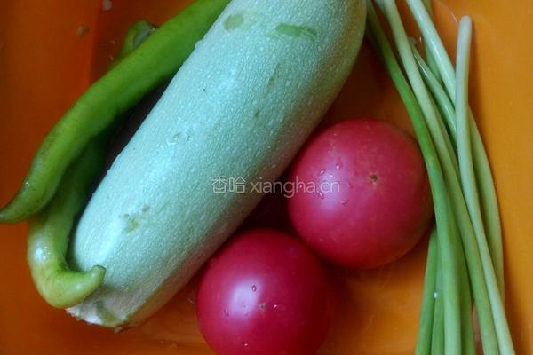 西葫芦炒西红柿的做法图解1