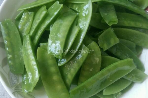 荷兰豆炒肉的做法图解3