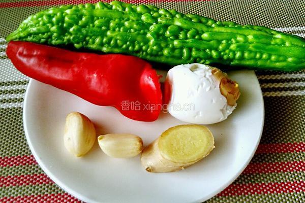 苦瓜炒咸蛋的做法图解1