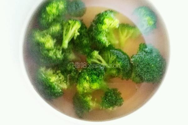 凉拌西兰花的做法图解1