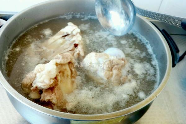 大骨棒炖酸菜的做法图解2