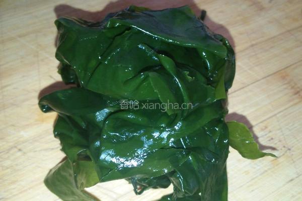 裙带菜汆丸子汤的做法图解1
