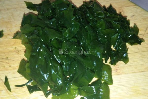 裙带菜汆丸子汤的做法图解2