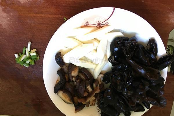 山药香菇木耳汤的做法图解3