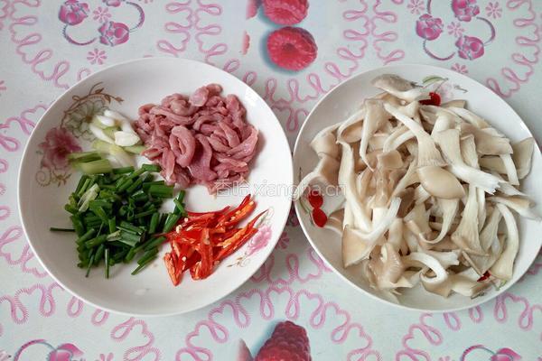 平菇炒肉的做法图解3