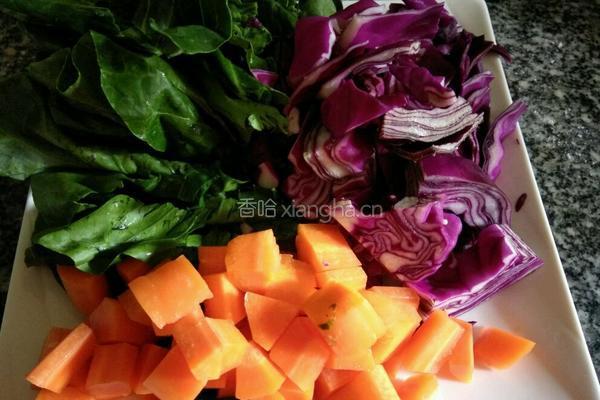 彩色蔬菜面条的做法图解1