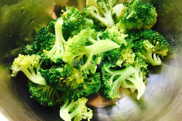 番茄炒西兰花的做法图解1