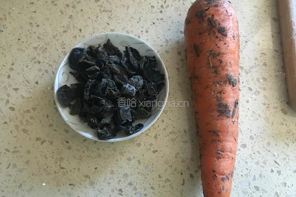 胡萝卜木耳馅饺子的做法图解1