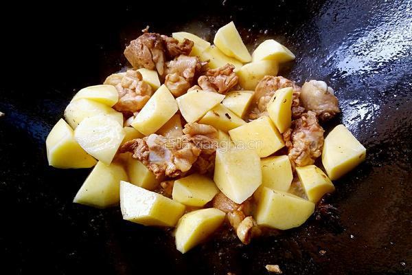 土豆焖鸡的做法图解5