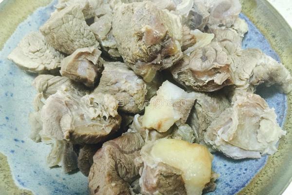 牛肉盖浇饭的做法图解1