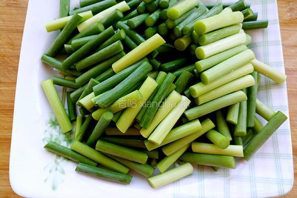 蒜苔炒肉的做法图解1