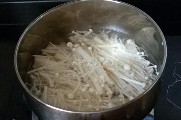 金针菇炒肉的做法图解1
