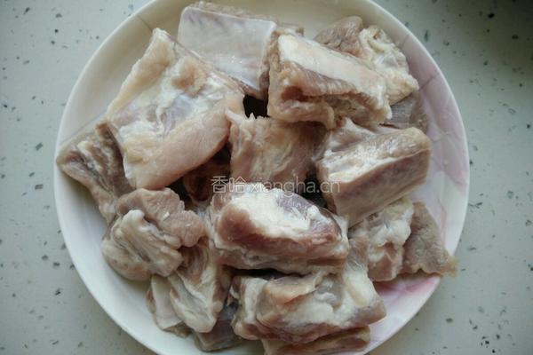 排骨烧土豆的做法图解1