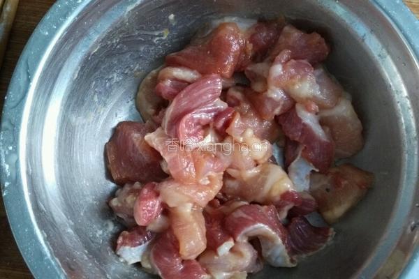 西兰花炒肉的做法图解3