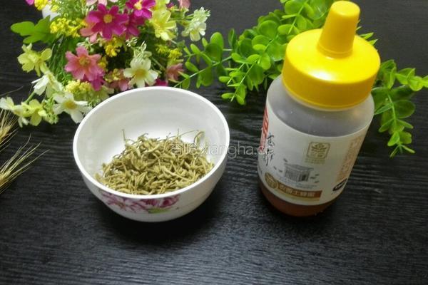 金银花露的做法图解1