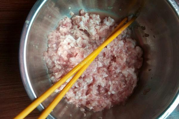 猪肉酸菜饺子的做法图解1