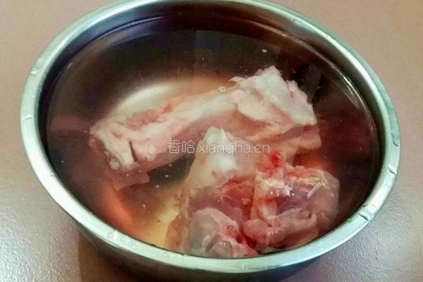 筒子骨玉米萝卜汤的做法图解1