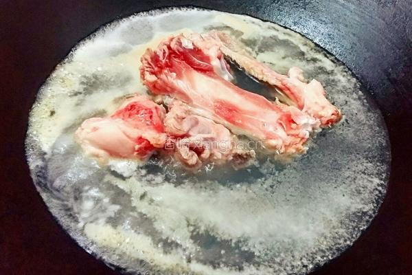 筒子骨玉米萝卜汤的做法图解4