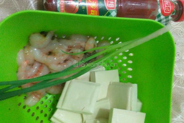茄汁虾仁豆腐的做法图解1