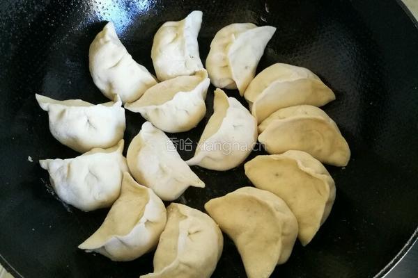 发面水煎饺子的做法图解8