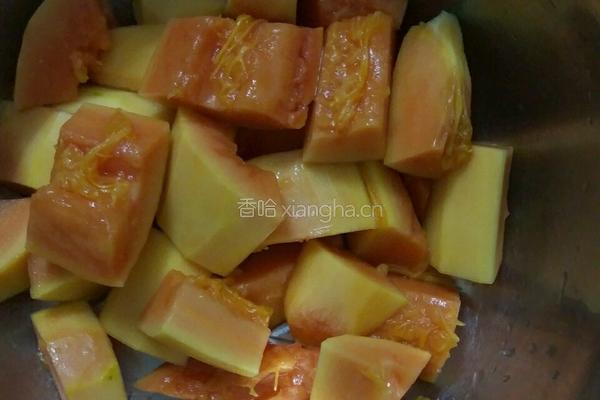 牛奶炖木瓜的做法图解2