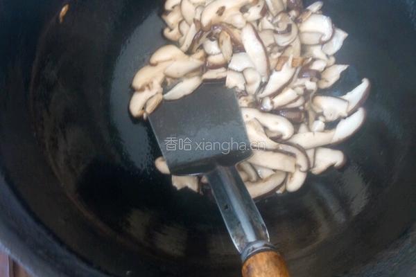 香菇抄彩椒的做法图解4