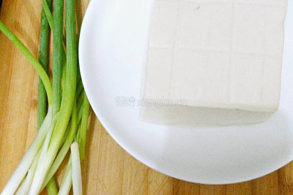 葱烧豆腐的做法图解1