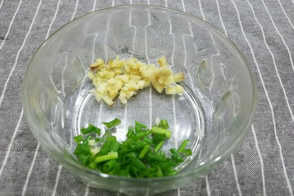 冬瓜莲子汤的做法图解2
