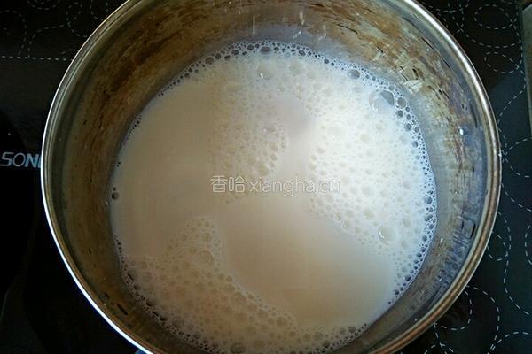 牛奶泡面的做法图解1