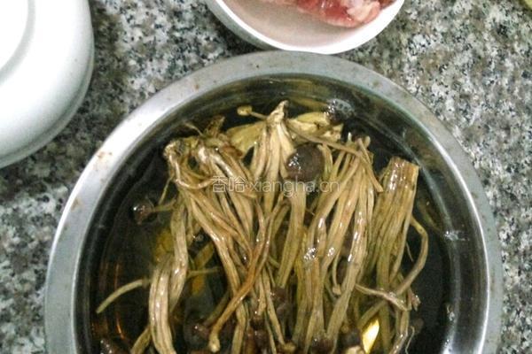 茶树菇煲排骨汤的做法图解1