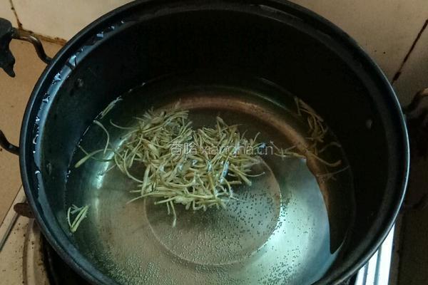 金银花瘦肉粥的做法图解1
